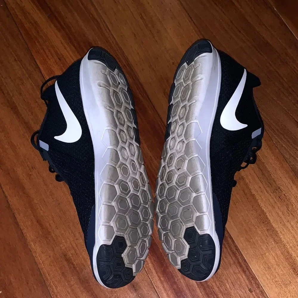 Nike navy men’s Mesh Sneakers with White Swoosh size 11.5